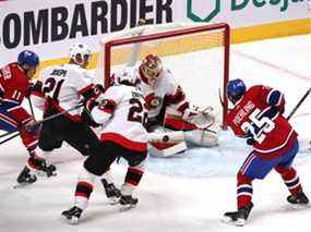 Le gardien des Sénateurs d'Ottawa Anton Forsberg effectue un arrêt sur le centre des Canadiens de Montréal Ryan Poehling en première période.