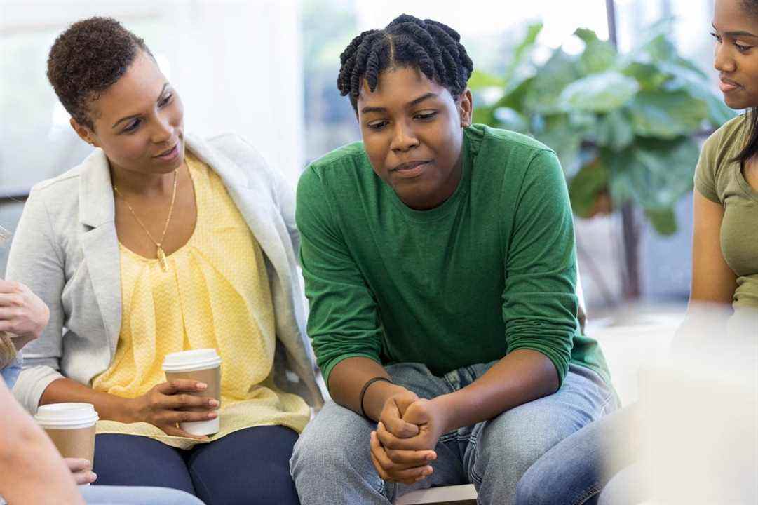 Maman encourage l'adolescent à partager ses sentiments