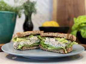 Sandwich à la salade de thon avec cœurs de céleri et rémoulade de câpres au citron par Lynn Crawford pour Oroweat Organic