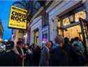 Les gens entrent au Wilbur Theatre pour une représentation à guichets fermés du comédien américain Chris Rock à Boston, Massachusetts, le 30 mars 2022.  