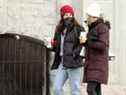 Des femmes portant des masques et portant des tasses à café sur la rue Osborne à Winnipeg le dimanche 17 janvier 2021