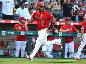 Le joueur de premier but des Angels de Los Angeles, Albert Pujols, marque un point sur un doublé par le joueur de troisième but David Fletcher (6) lors de la quatrième manche du match contre les Pirates de Pittsburgh au Angel Stadium d'Anaheim.