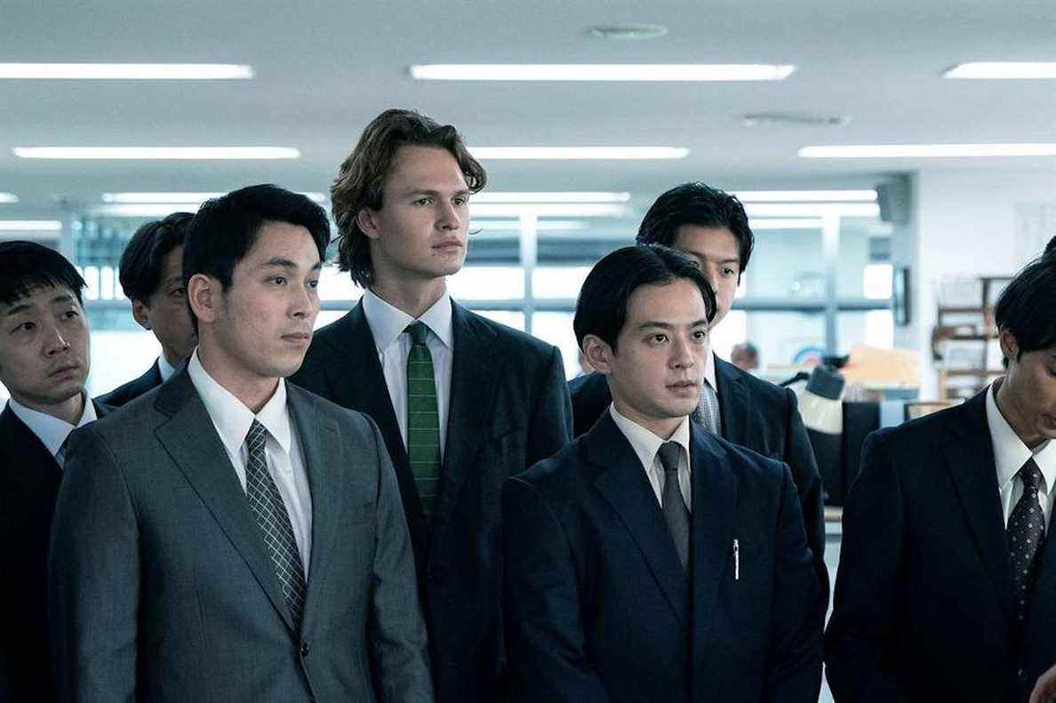 Jake Adelstein d'Ansel Elgort se tient aux côtés de ses collègues journalistes japonais dans Tokyo Vice de HBO Max.