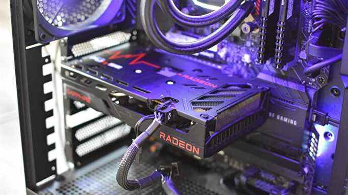 La carte graphique AMD Radeon RX 6500 XT, fonctionnant à l'intérieur d'un PC.