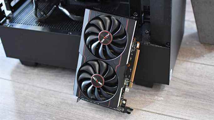 La carte graphique AMD Radeon RX 6500 XT appuyée contre un boîtier PC ouvert.