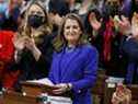 La ministre des Finances du Canada, Chrystia Freeland, reçoit une ovation debout alors qu'elle présente le budget 2022-23 à la Chambre des communes sur la Colline du Parlement à Ottawa, Ontario, Canada, le 7 avril 2022.