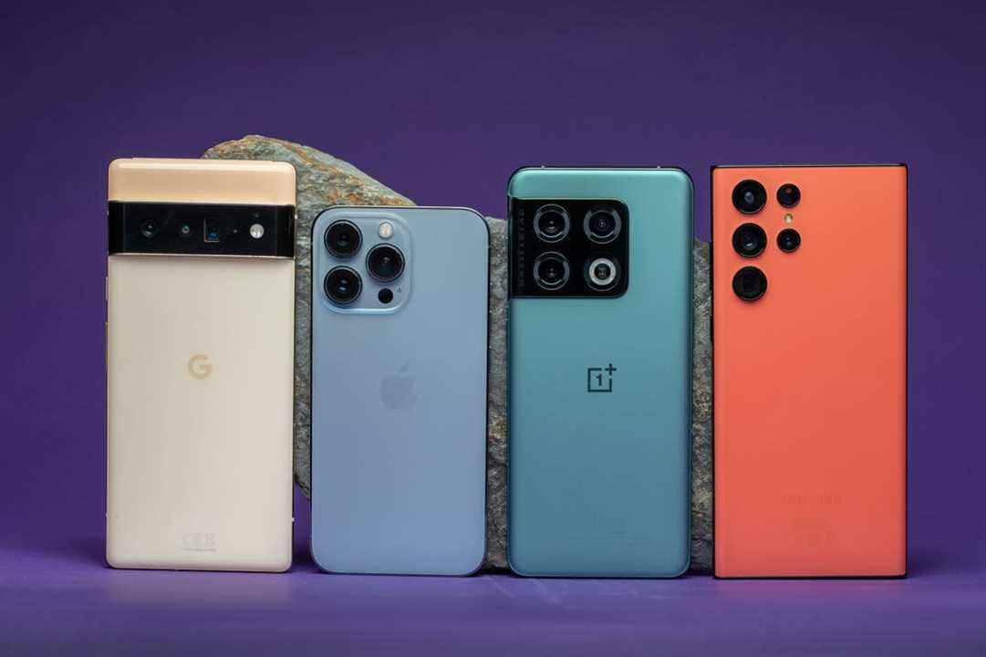 Pixel 6 Pro, iPhone 13 Pro, OnePlus 10 Pro et Galaxy S22 Ultra.