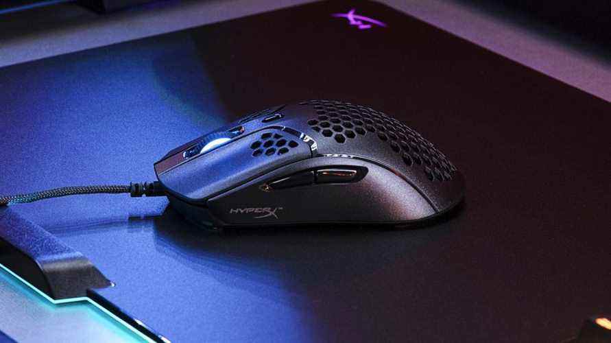 La souris de jeu HyperX Pulsefire Dart, vue de côté