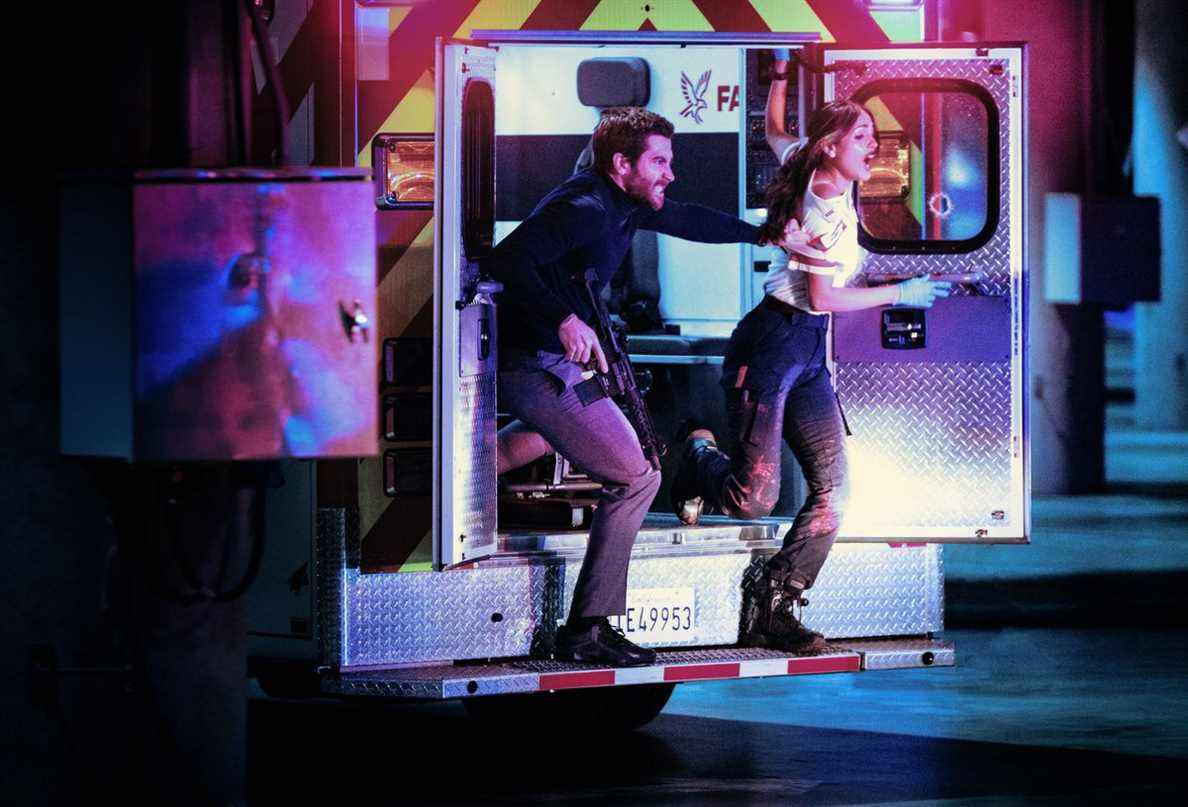 Jake Gyllenhaal et Eiza González ont fait irruption par la porte arrière d'une ambulance