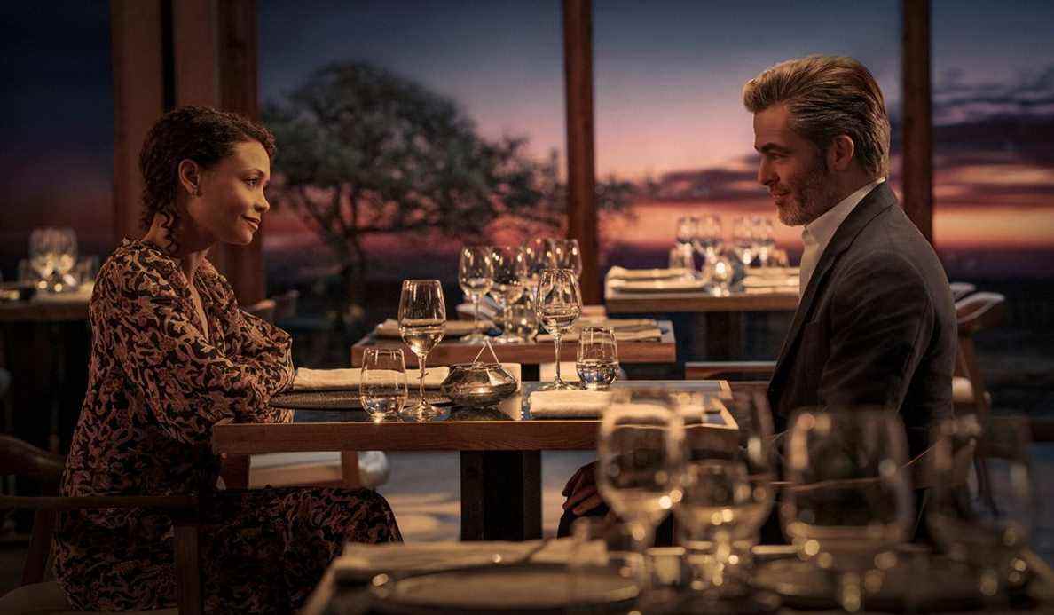 Thandiwe Newton et Chris Pine assis l'un en face de l'autre à une table dans All the Old Knives.