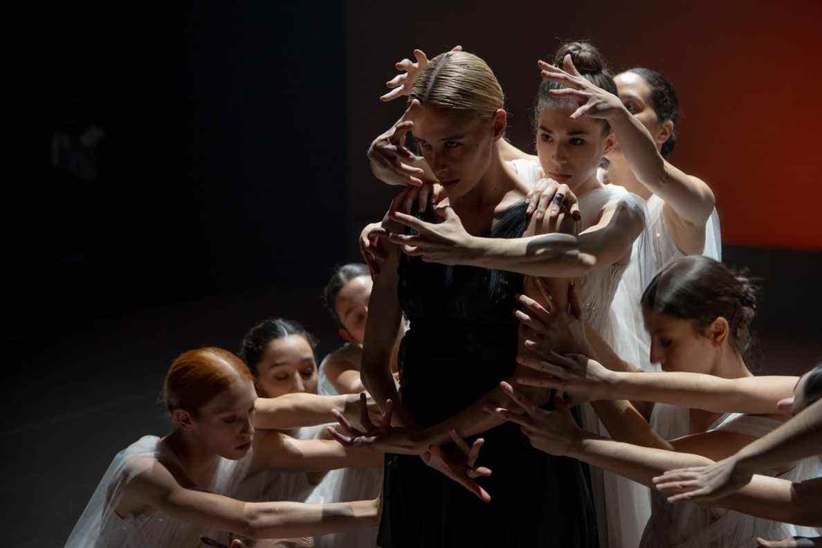 (L à R) Olivia Baglivi comme Ruth dans Dancing on Glass.