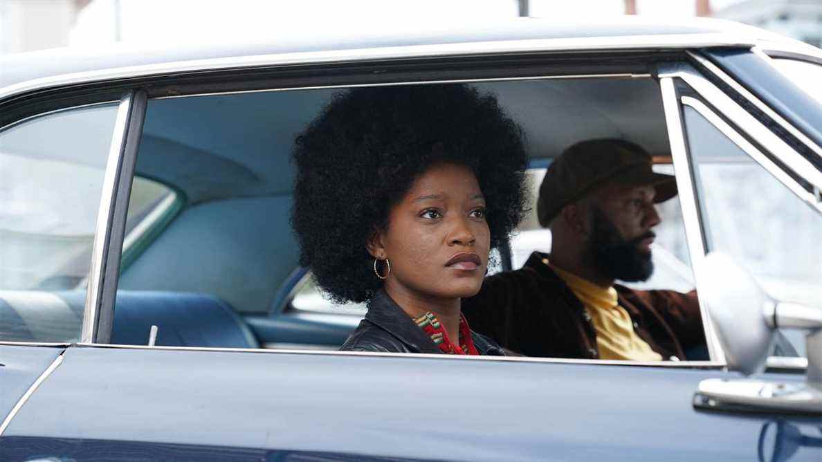 Alice (Keke Palmer) et Frank (Common) assis dans une voiture bleue dans Alice (2022).