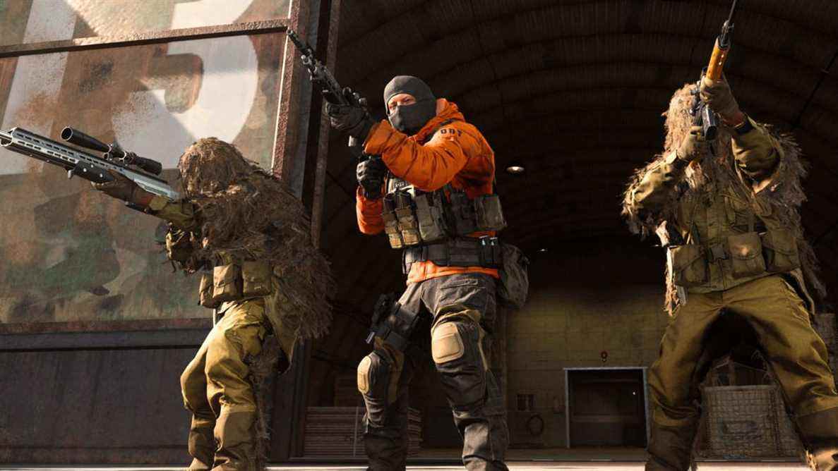 Soldats dans Call of Duty Warzone portant des fusils