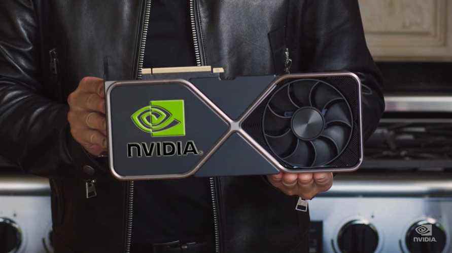 RTX 4080 : PDG de Nvidia tenant une carte graphique avec le logo à gauche