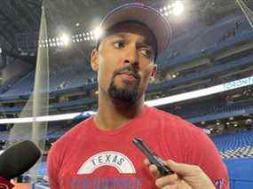 Le joueur de champ intérieur des Texas Rangers Marcus Semien s'adresse aux médias au Rogers Centre de Toronto le jeudi 7 avril 2022 avant une série contre les Blue Jays.