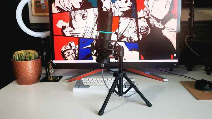 Streamplify twitch streamer mic sur le bureau avec moniteur en toile de fond