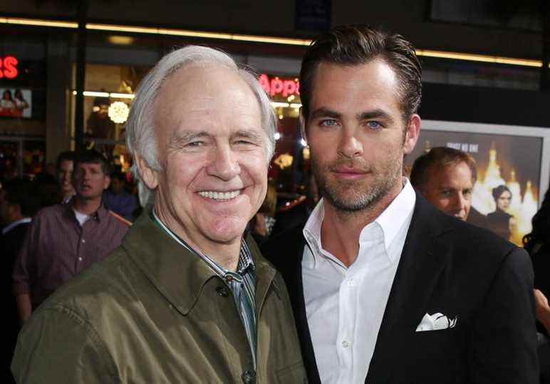 Chris Pine, à droite, et Robert Pine posent ensemble à la première de "Jack Ryan : recrue de l'ombre" à Los Angeles le mercredi 15 janvier 2014. (Photo de Matt Sayles/Invision/AP)