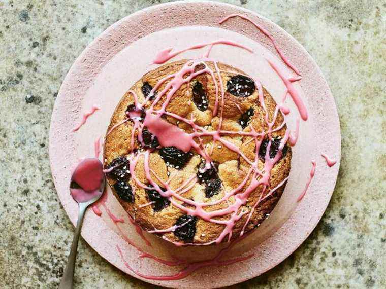 Cuisinez ceci: Gâteau au tahini aux cerises et à la noix de coco de A Good Day to Bake