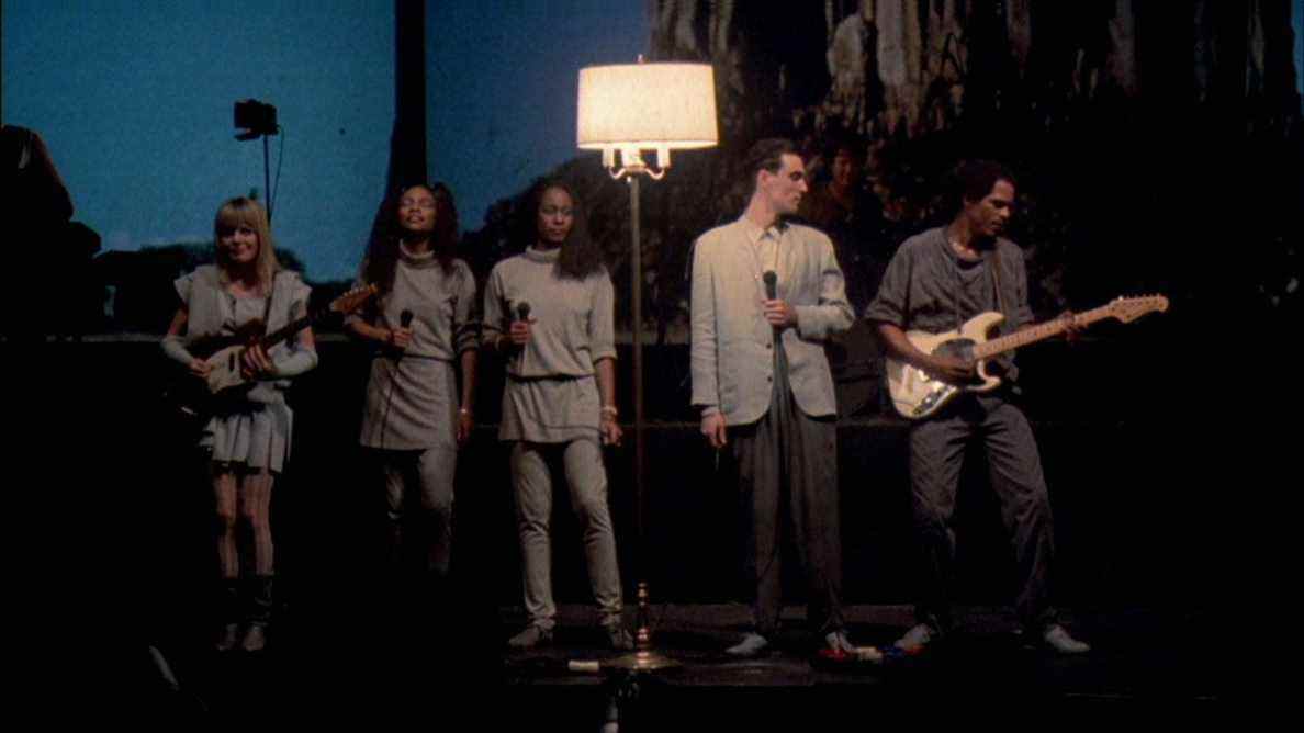 David Byrne se produit aux côtés des Talking Heads dans Stop Making Sense