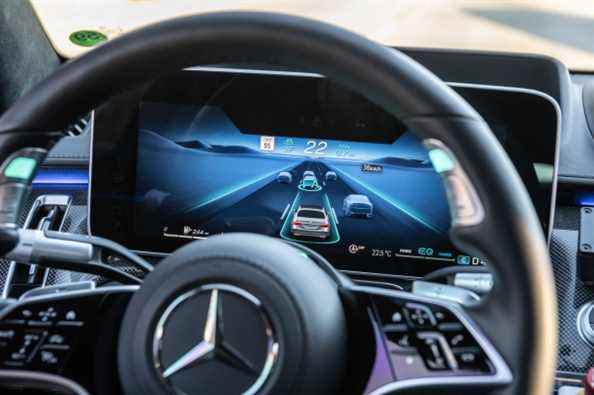 À l’intérieur du plan de Mercedes pour offrir une conduite mains libres aux masses