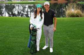 Collin Morikawa a engagé la fiancée Katherine Zhu pour jouer au caddie.  GETTY IMAGES