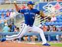 Jose Berrios livre un lancer aux Phillies de Philadelphie lors de la première manche lors d'un match d'entraînement printanier de la Grapefruit League au TD Ballpark de Dunedin, en Floride, le 02 avril.