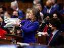 La ministre des Finances du Canada, Chrystia Freeland, détient le budget 2022-2023 aux côtés du premier ministre Justin Trudeau, à la Chambre des communes sur la colline du Parlement à Ottawa, Ontario, Canada, le 7 avril 2022. REUTERS/Blair Gable