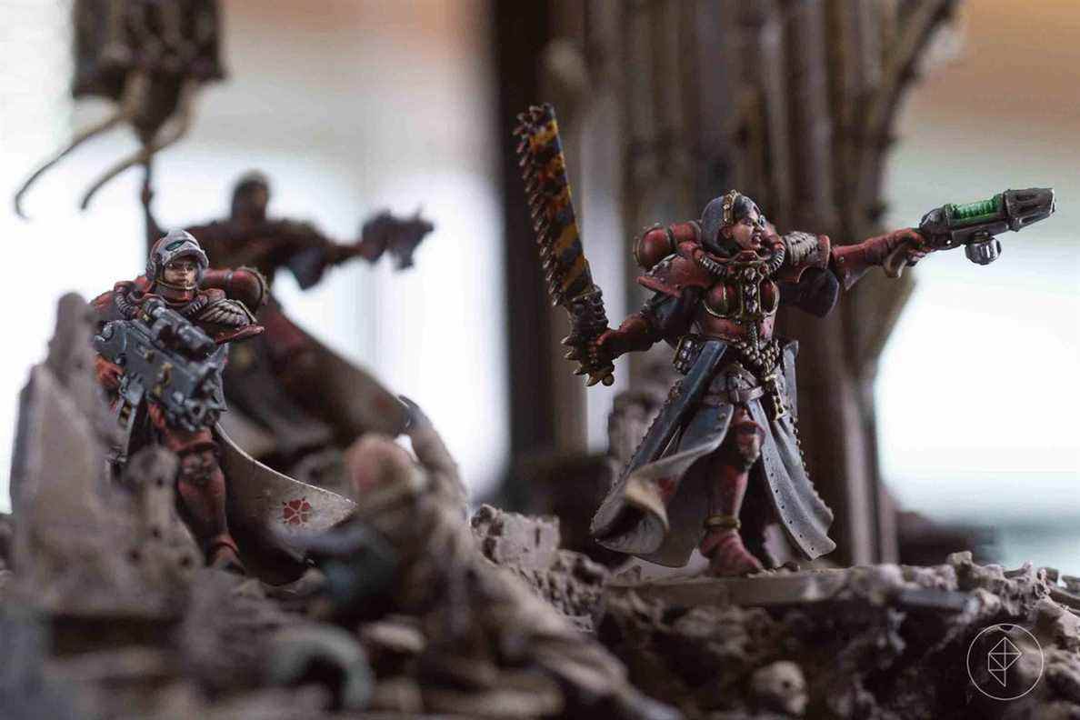 Un diorama d'Adepta Sororitas combattant dans des ruines gothiques.