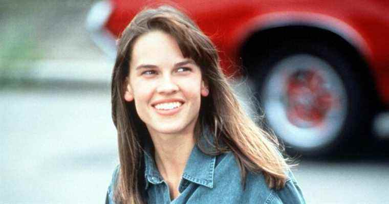 Hilary Swank pourrait revenir en tant que Julie Pierce sur Cobra Kai
