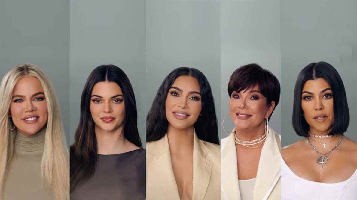 Kim Kardashian a marché seule sur le tapis rouge à la première de Kardashians, mais a expliqué ce qui se passait avec Pete Davidson
