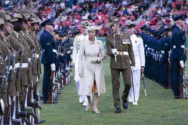 La princesse royale inspecte les membres de l'Australian Defence Force lors de la cérémonie d'ouverture de la Royal Agricultural Society of New South Wales Bicentennial Sydney Royal Easter Show à Sydney, le premier jour du voyage royal en Australie au nom de la reine, à l'occasion de la Jubilé de Platine 