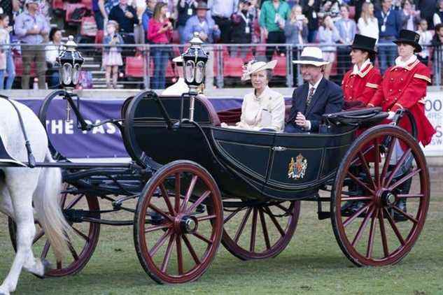 La princesse royale et le vice-amiral Sir Tim Laurence montent dans une calèche tirée par des chevaux, qui transportait la reine Elizabeth II, le duc d'Édimbourg, le prince de Galles et la princesse royale en 1970, lors de la cérémonie d'ouverture de la Royal Agricultural Society of New South Wales Bicentennial Sydney Royal Easter Show à Sydney, le premier jour du voyage royal en Australie au nom de la reine, à l'occasion du jubilé de platine 