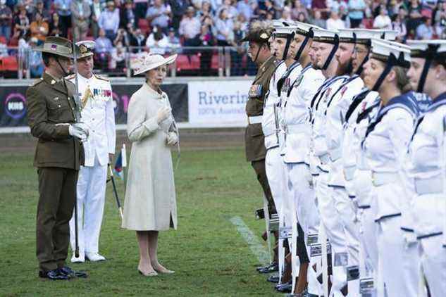 La princesse royale inspecte les membres de l'Australian Defence Force lors de la cérémonie d'ouverture de la Royal Agricultural Society of New South Wales Bicentennial Sydney Royal Easter Show à Sydney, le premier jour du voyage royal en Australie au nom de la reine, à l'occasion de la Jubilé de Platine 