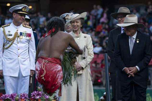 La princesse royale participe à une cérémonie de fumage alors qu'elle est accueillie par des artistes aborigènes australiens lors de la cérémonie d'ouverture de la Royal Agricultural Society of New South Wales Bicentennial Sydney Royal Easter Show à Sydney, le premier jour du voyage royal en Australie au nom de la Reine, à l'occasion du jubilé de platine