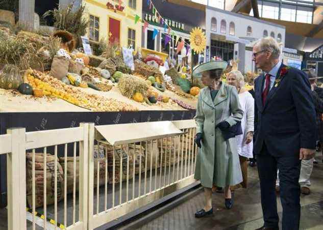 La princesse royale regarde un produit dans l'exposition des districts lors d'une visite pour ouvrir le Royal Agricultural Society of New South Wales Bicentennial Sydney Royal Easter Show à Sydney, au cours de la première journée du voyage royal en Australie au nom de la reine, à l'occasion de la Jubilé de Platine 