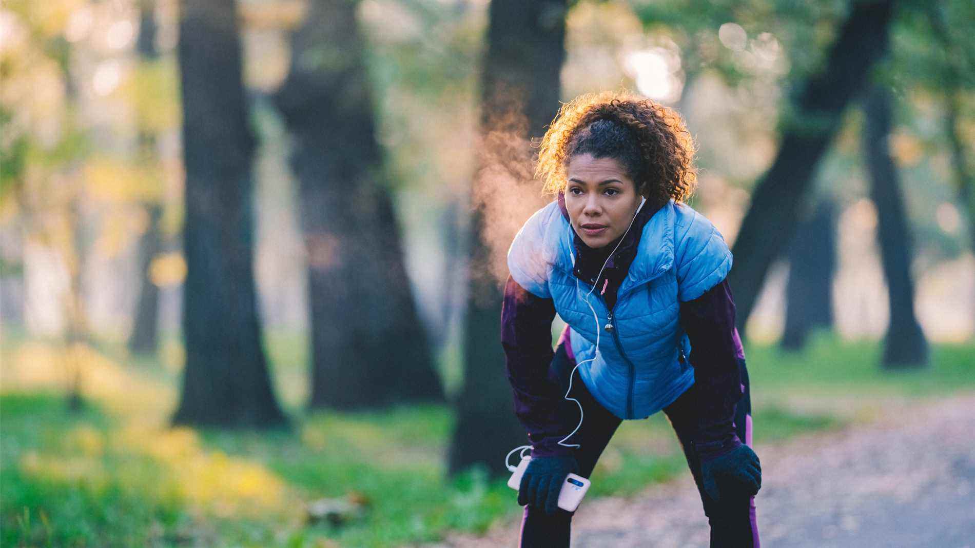 Femme exhalant pendant l'exercice par temps froid