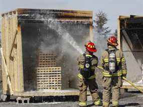 Les représentants de FireRein démontrent à quelle vitesse le nouvel additif de gel de l'entreprise, Eco-Gel, peut éteindre un feu de bois standard et ne pas se rallumer.