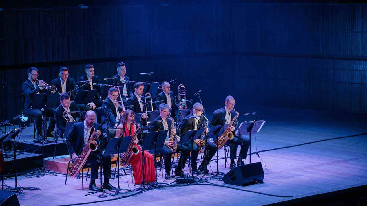 un big band sur scène au festival de musique de jeu