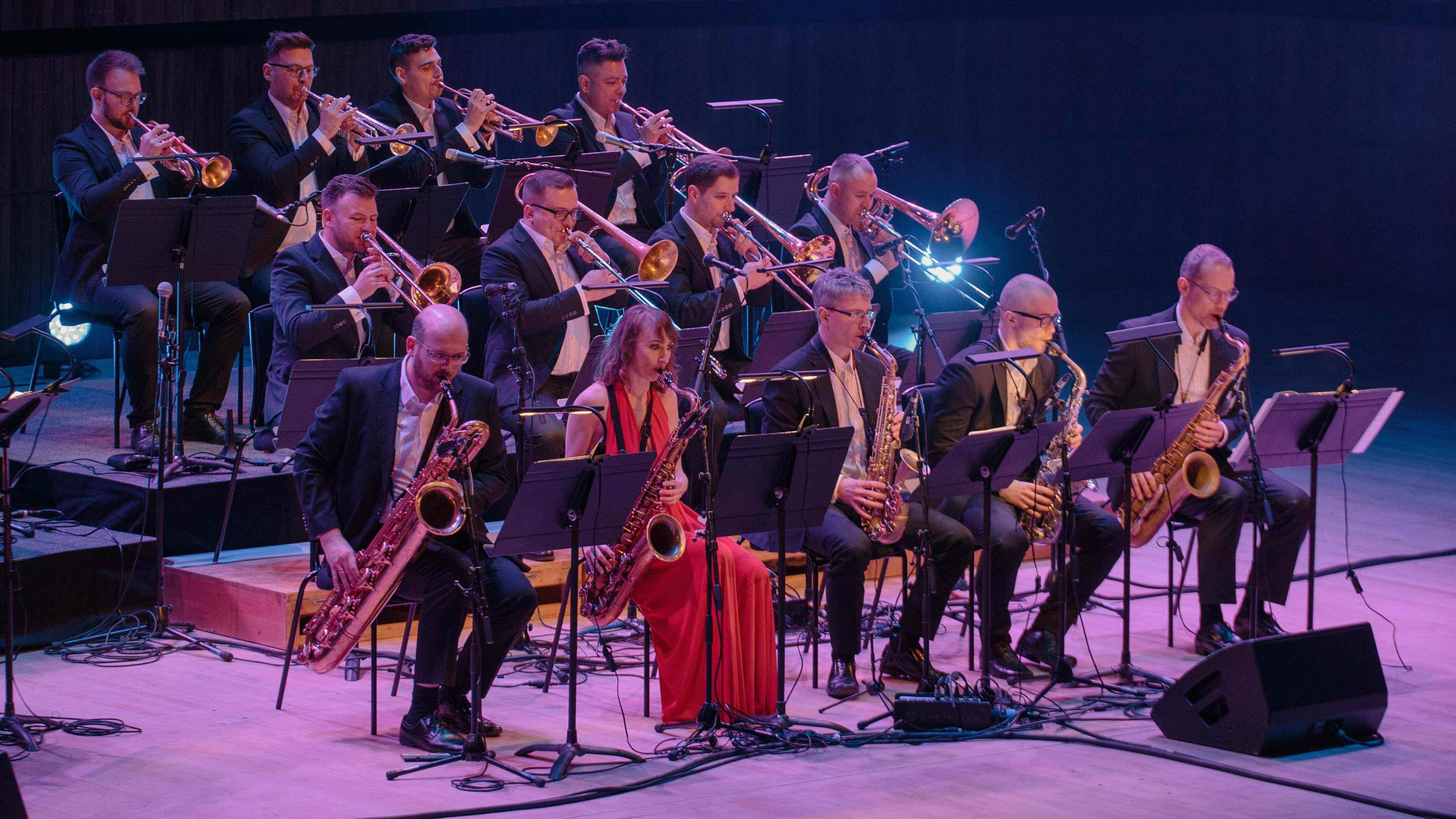 un big band sur scène au festival de musique de jeu