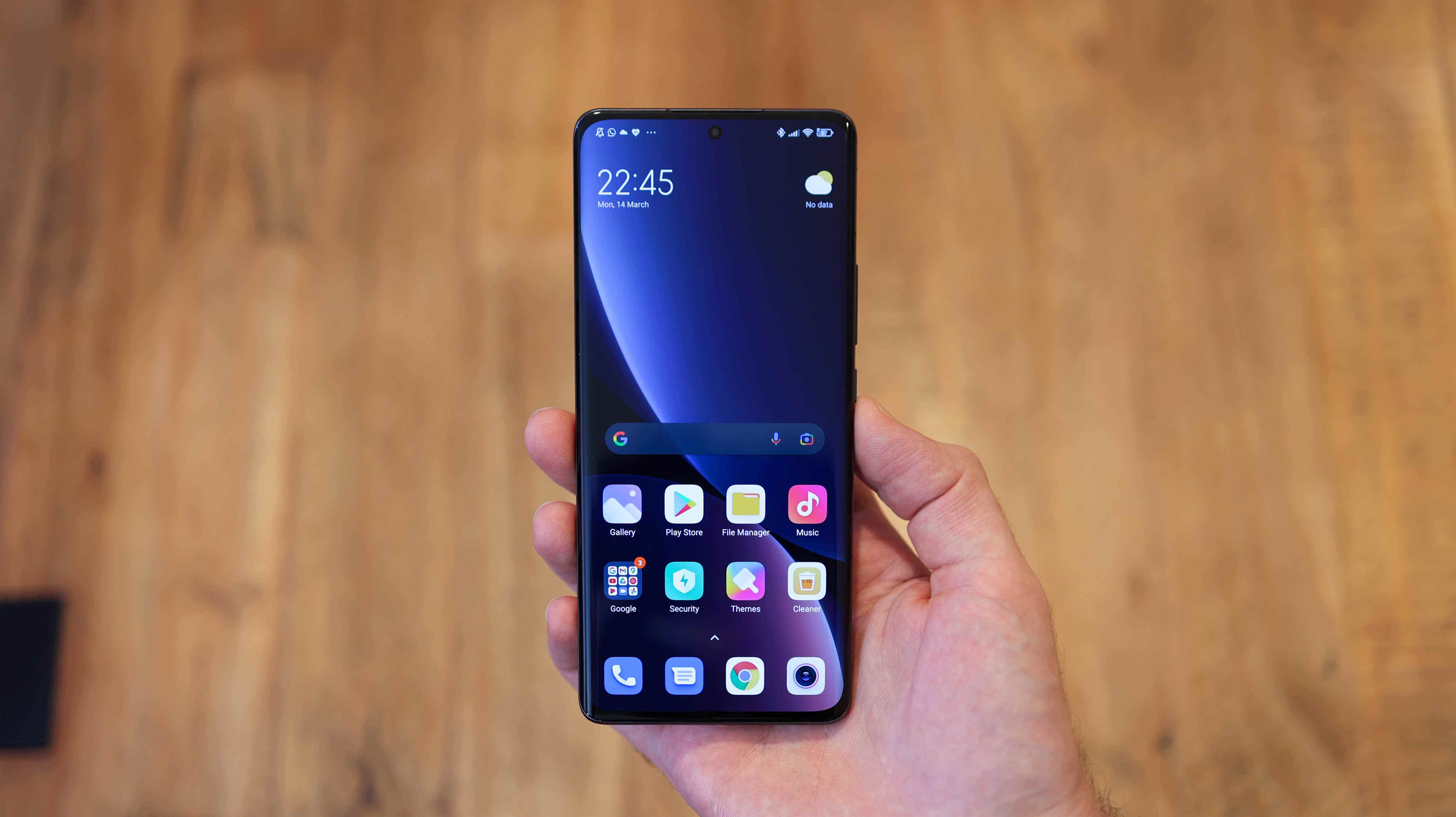 Un Xiaomi 12 Pro de face dans la main de quelqu'un