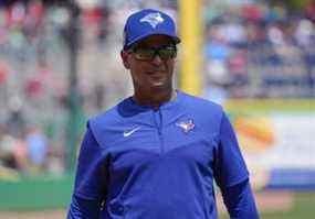 Le manager Charlie Montoyo regarde avant un match contre les Phillies de Philadelphie lors d'un match d'entraînement de printemps à Clearwater, en Floride.