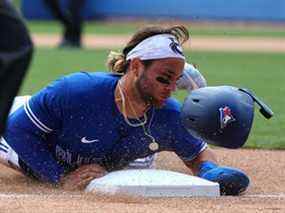 L'arrêt-court des Blue Jays, Bo Bichette, se classe troisième lors de la première manche contre les Yankees de New York lors de l'entraînement printanier au TD Ballpark de Dunedin, en Floride, le 3 avril.