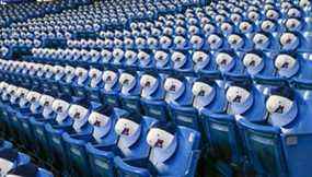 Les Blue Jays de Toronto préparent le Rogers Centre pour la saison à venir, le jeudi.  7 avril 2022.