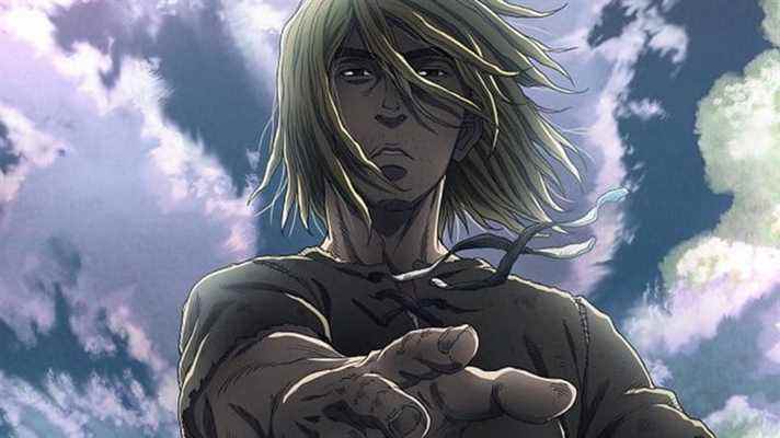 Un Thorfinn épuisé tendant la main avec un ciel nuageux au-dessus de la tête dans l'art promotionnel de la saison 2 de Vinland Saga