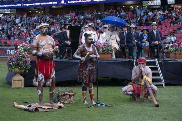 La princesse royale est accueillie par des artistes aborigènes australiens lors de la cérémonie d'ouverture du Royal Agricultural Society of New South Wales Bicentennial Sydney Royal Easter Show à Sydney 