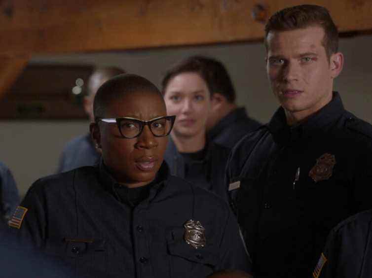 Aisha Hinds comme Hen, Oliver Stark comme Buck dans 9-1-1