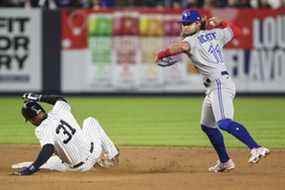 L'arrêt-court des Blue Jays, Bo Bichette, dépasse Aaron Hicks des Yankees pour terminer un double jeu de fin de manche en septième manche au Yankee Stadium.  Wendell Cruz/USA AUJOURD'HUI SPORTS