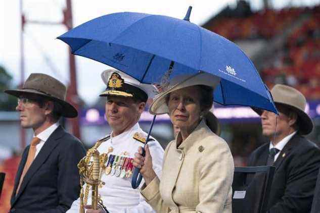 La princesse royale utilise un parapluie