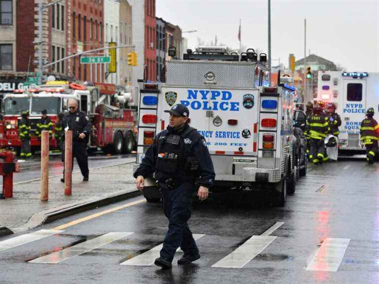 BREAKING: Plusieurs personnes abattues, des explosifs trouvés dans une station de métro de New York