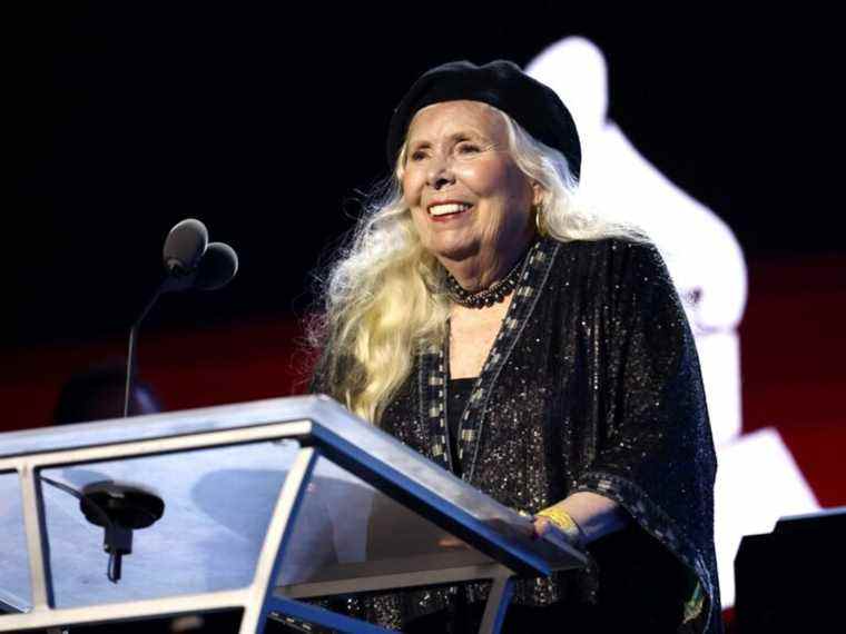 Joni Mitchell monte sur scène lors de l’hommage des stars à MusiCares